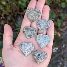 Indlæs billede til gallerivisning Azurit i granat hjerter