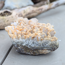 Indlæs billede til gallerivisning Bjergkrystal med calcit og pyrit