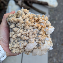 Indlæs billede til gallerivisning Bjergkrystal med calcit og pyrit