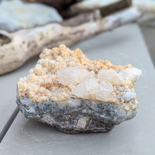 Indlæs billede til gallerivisning Bjergkrystal med calcit og pyrit