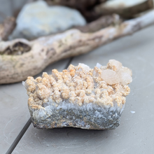 Indlæs billede til gallerivisning Bjergkrystal med calcit og pyrit