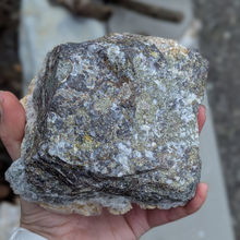 Indlæs billede til gallerivisning Bjergkrystal med calcit og pyrit