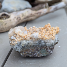Indlæs billede til gallerivisning Bjergkrystal med calcit og pyrit