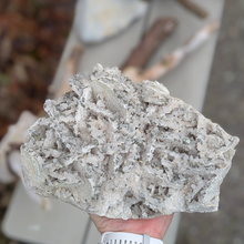 Indlæs billede til gallerivisning Calcit med bjergkrystal og pyrit