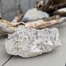 Indlæs billede til gallerivisning Calcit med bjergkrystal og pyrit