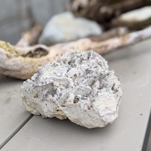 Indlæs billede til gallerivisning Calcit med bjergkrystal og pyrit