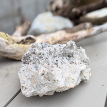 Indlæs billede til gallerivisning Calcit med bjergkrystal og pyrit