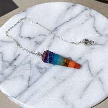 Indlæs billede til gallerivisning Krystal sæt i æske med pendul i chakra farver
