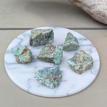 Load image into Gallery viewer, Rå chrysocolla lommesten