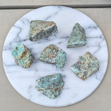 Load image into Gallery viewer, Rå chrysocolla lommesten