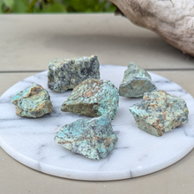 Load image into Gallery viewer, Rå chrysocolla lommesten