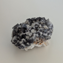 Indlæs billede til gallerivisning Colorshift fluorit med kvarts