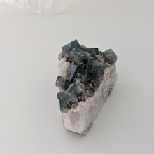 Indlæs billede til gallerivisning Colorshift fluorit med kvarts og galena