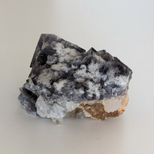 Indlæs billede til gallerivisning Colorshift fluorit med kvarts