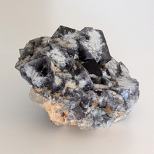 Indlæs billede til gallerivisning Colorshift fluorit med kvarts