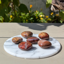 Indlæs billede til gallerivisning Forstenet træ hjerter lommesten