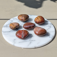 Indlæs billede til gallerivisning Forstenet træ hjerter lommesten