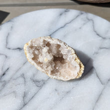 Indlæs billede til gallerivisning Krystal sæt i æske med pendul i chakra farver