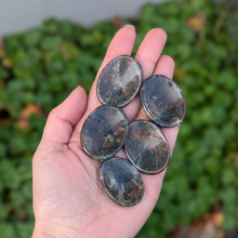 Indlæs billede til gallerivisning Granat i matrix nussesten