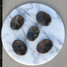 Indlæs billede til gallerivisning Granat i matrix nussesten