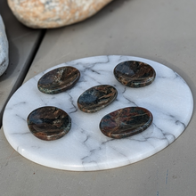 Indlæs billede til gallerivisning Granat i matrix nussesten