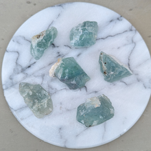 Indlæs billede til gallerivisning Rå grøn fluorit lommesten