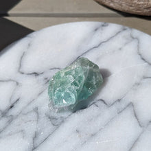 Indlæs billede til gallerivisning Krystal sæt i æske med pendul i chakra farver