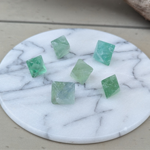Indlæs billede til gallerivisning Grøn fluorit oktaeder