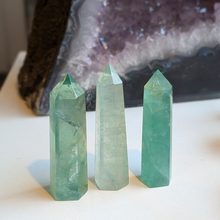 Indlæs billede til gallerivisning Grøn fluorit tårne 8-9 cm