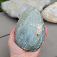 Indlæs billede til gallerivisning Grøn månesten freeform 500-600 gr