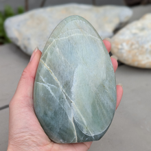 Indlæs billede til gallerivisning Grøn månesten freeform 500-600 gr