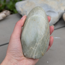 Indlæs billede til gallerivisning Grøn månesten freeform 500-600 gr