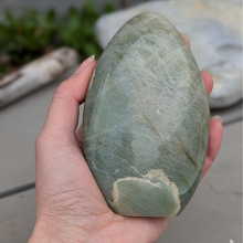 Indlæs billede til gallerivisning Grøn månesten freeform 500-600 gr