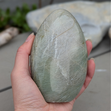 Indlæs billede til gallerivisning Grøn månesten freeform 500-600 gr