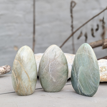 Indlæs billede til gallerivisning Grøn månesten freeform 500-600 gr