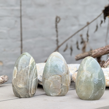 Indlæs billede til gallerivisning Grøn månesten freeform 600-700 g