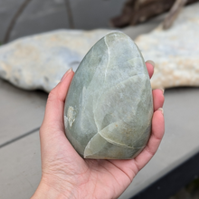 Indlæs billede til gallerivisning Grøn månesten freeform 600-700 g