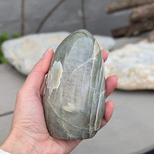 Indlæs billede til gallerivisning Grøn månesten freeform 600-700 g