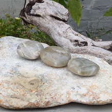 Indlæs billede til gallerivisning Grøn månesten hjerter