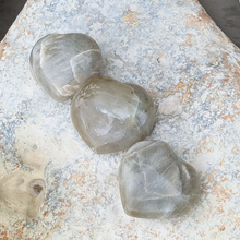 Indlæs billede til gallerivisning Grøn månesten hjerter