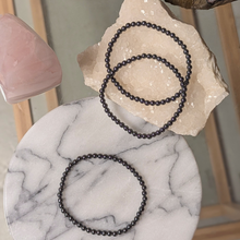 Load image into Gallery viewer, Armbånd i hæmatit med 4mm perler