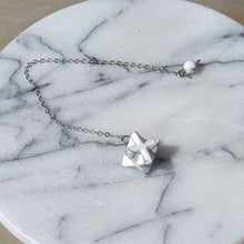 Indlæs billede til gallerivisning Krystal sæt i æske med pendul i howlit markaba