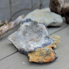 Load image into Gallery viewer, Hvid/ sort calcit med galena