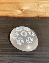 Indlæs billede til gallerivisning Selenit Palmstones med Chakra Symboler