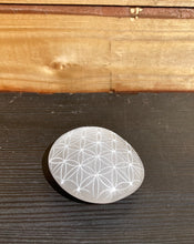 Load image into Gallery viewer, Selenit Palmstones