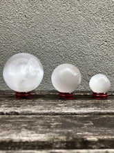 Indlæs billede til gallerivisning Selenit Kugle