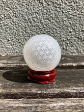 Indlæs billede til gallerivisning Selenit Kugle med Livets Blomst