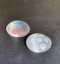 Indlæs billede til gallerivisning Selenit Palmstones med Chakra Symboler