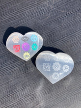 Load image into Gallery viewer, Selenit Hjerte med Chakra Symboler