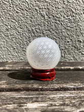 Indlæs billede til gallerivisning Selenit Kugle med Livets Blomst